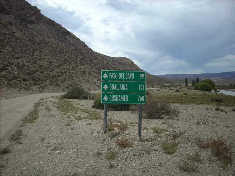 Impactante vuelco en Ruta 12: un motociclista resultó gravemente herido