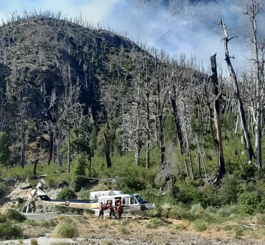 Confirman que el incendio en El Turbio se inició por un rayo y continúa fuera de control