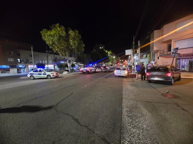 Dos vehículos protagonizaron un fuerte choque en Avenida Rivadavia