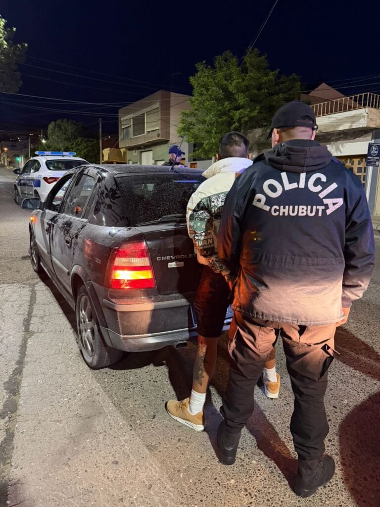 Circulaba sin luces, en contramano y armado: quedó detenido