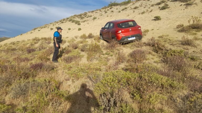 Mañana complicada en una curva del Roque González: un auto terminó despistado