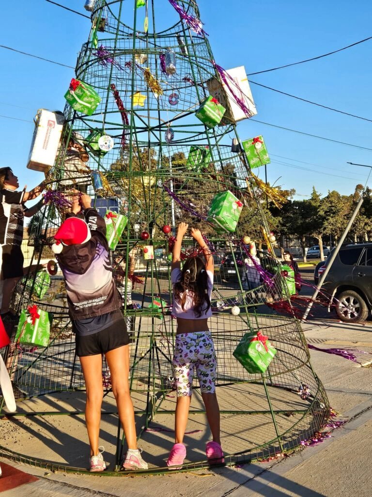Navidad comunitaria: convocan a vecinos a armar el árbol en avenida Polonia