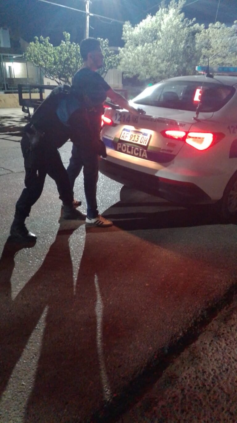 Ingresó al patio de su hermano, con piedras dañó el cristal del auto y de la vivienda 