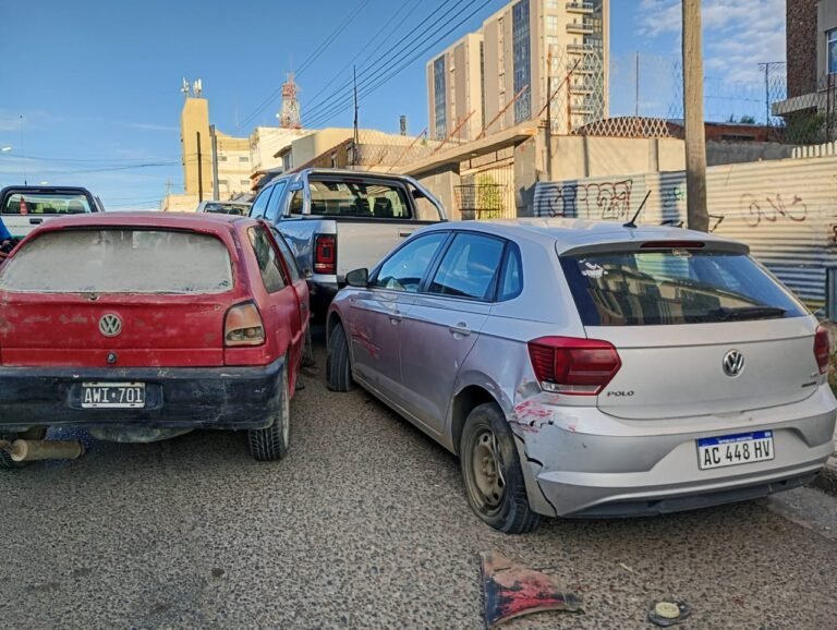 Un conductor chocó tres autos estacionados y se dio a la fuga