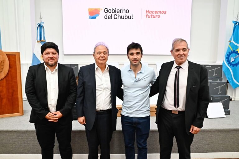 Incorporan 120 antenas satelitales para fortalecer la conectividad educativa en el interior provincial