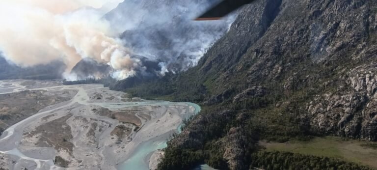 Fortalecen el operativo para controlar el incendio forestal en la zona de El Turbio