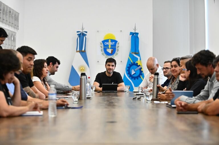 Torres se reunió con los gremios de la educación y destacó “la importancia del diálogo con todos los sectores”