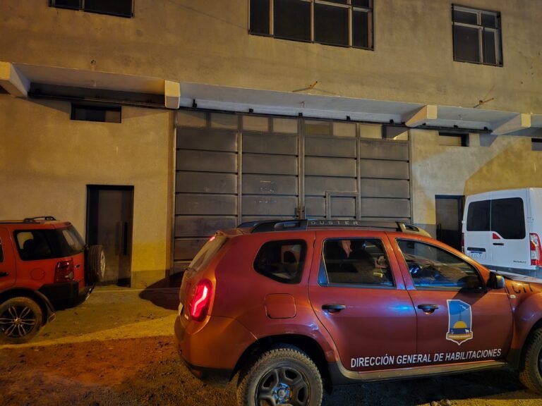 Detectan una fiesta clandestina con más de 100 personas en un salón no habilitado