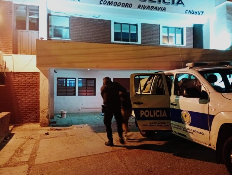 Lo sorprendieron trasladando un tanque de agua y terminó detenido por un pedido de captura