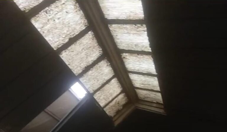 Se derrumbó el techo de un edificio en el barrio 30 de Octubre y vecinos piden asistencia