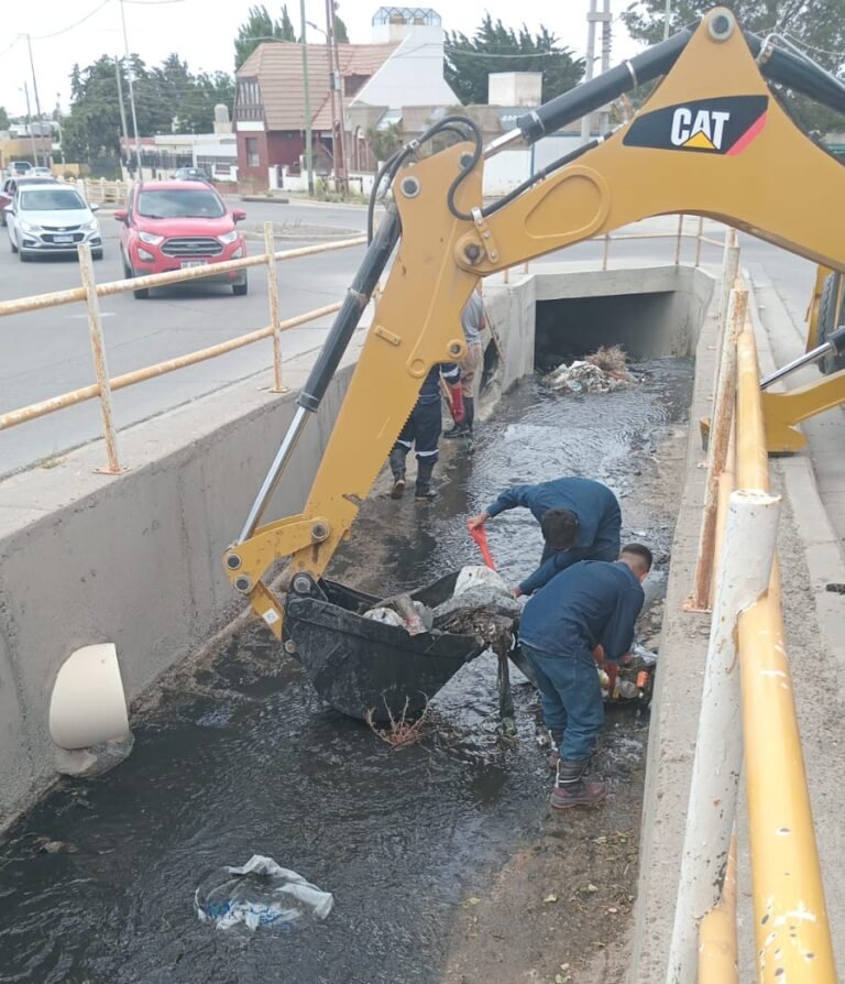Retiran colchones y alambres del canal de Avenida Roca durante tareas de limpieza