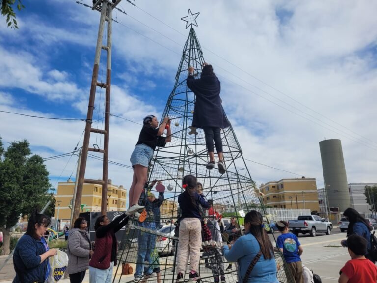Tarde navideña en avenida Polonia con decoración del árbol, feria y sorteos