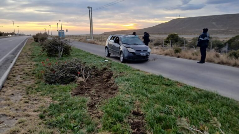 Perdió el control del auto por el viento, volcó y terminó en el hospital por una dolencia bucal