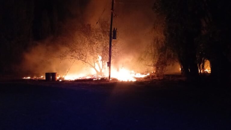 Un incendio de grandes proporciones se desató cerca de la Escuela N° 14