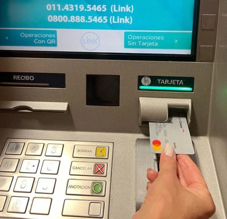 Jubilados provinciales cobran hoy el aguinaldo con horario extendido