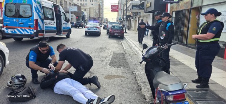Un choque en pleno Centro terminó con un motociclista herido y en el hospital