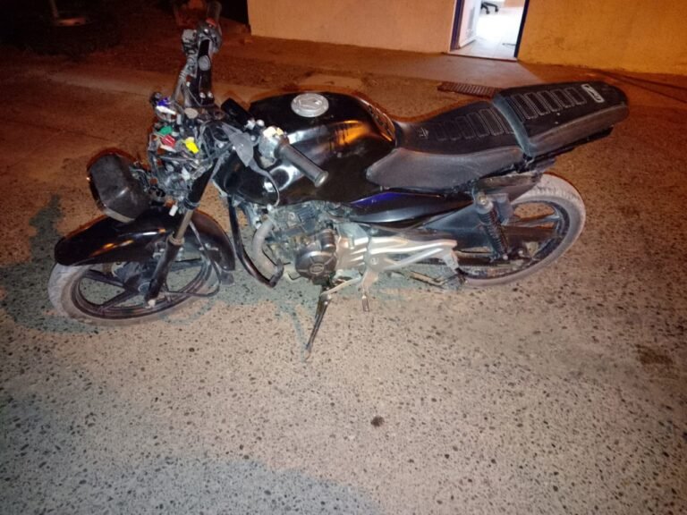 No quiso retirarse de un bar y le secuestraron la moto por falta de documentación