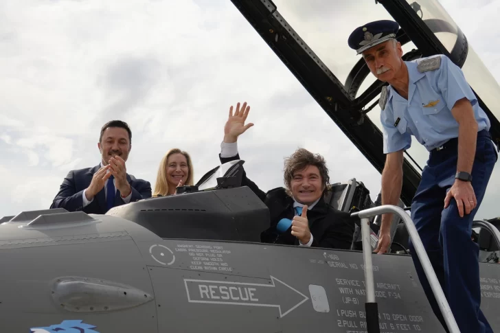 Milei presentó los aviones de combate F-16 adquiridos a Dinamarca