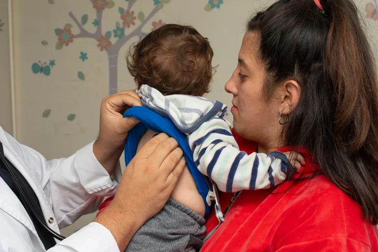 Alerta por tos convulsa: hay más de 600 casos y ya son 7 los bebés fallecidos