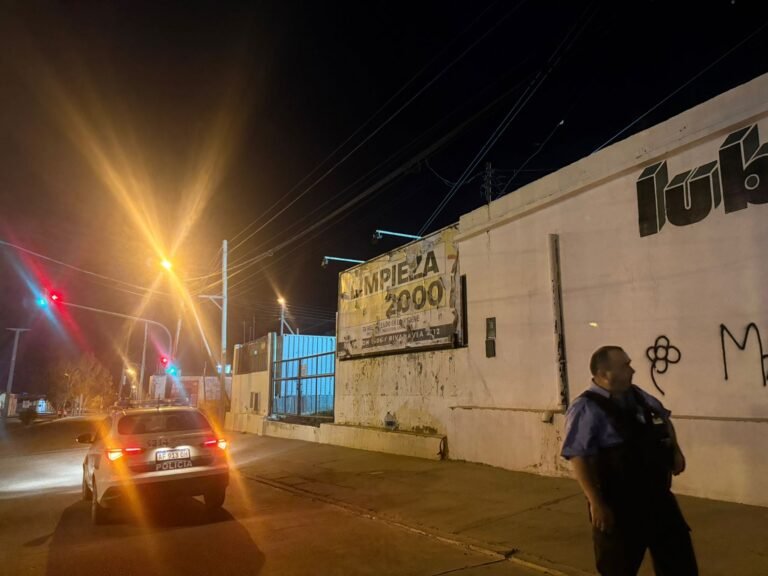 Daños en una empresa: rompieron un vidrio, dejaron rastros de sangre y huyeron