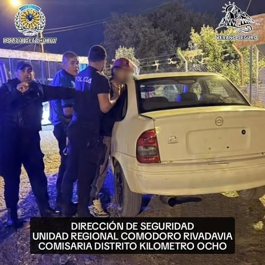 Portaban armas blancas, huyeron en un auto y casi atropellan a una policía