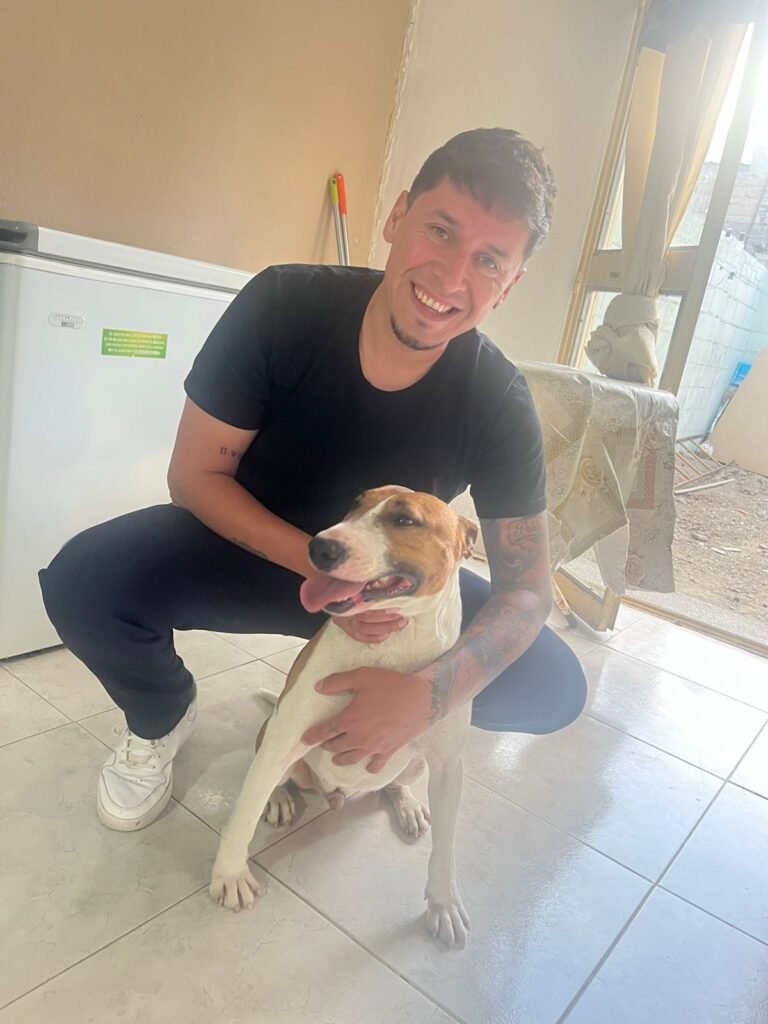 Final feliz para Luca: el bull terrier del dispensario canino ya tiene hogar