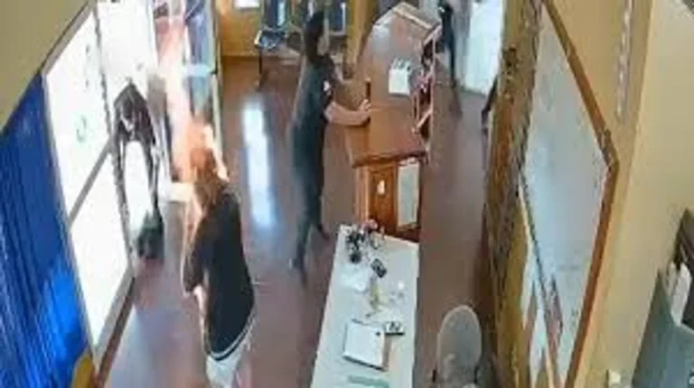 Falleció la mujer que se prendió fuego en una comisaría tras la detención de su hijo