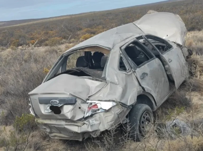 Impactante vuelco en Ruta 3: tres personas fueron trasladadas al hospital