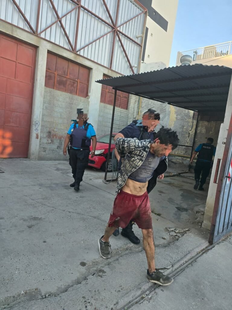 Robo a una vivienda: escapó por los techos y lo encontraron oculto bajo un auto