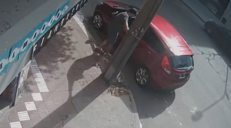 Un ladrón robó un auto con una beba de tres meses adentro mientras el papá hacía compras en un almacén