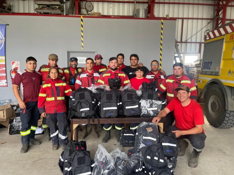 Gracias a donaciones combatientes de Las Golondrinas, recibieron mochilas y compraron handies