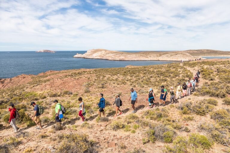 Nuevo encuentro de trekking gratuito en uno de los paisajes costeros más espectaculares de Chubut