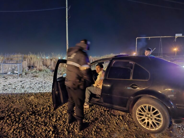 Conducía ebrio, se atrincheró en el auto y terminó detenido