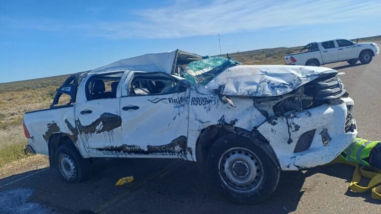 Volcó una camioneta de empresa vial en la Ruta 3: los ocupantes fueron trasladados al Hospital Regional 