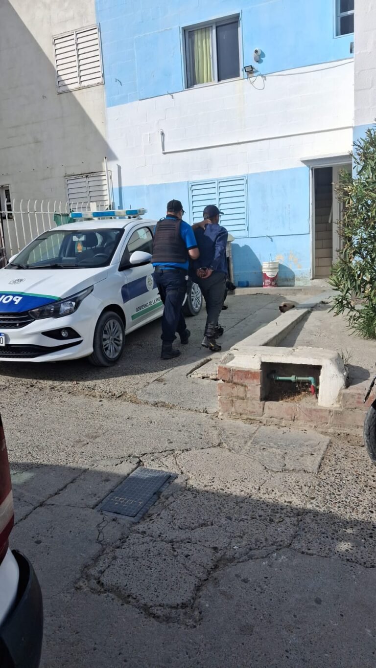 Empleado municipal tras las rejas al intentar llevar 3 desodorantes sin pagar
