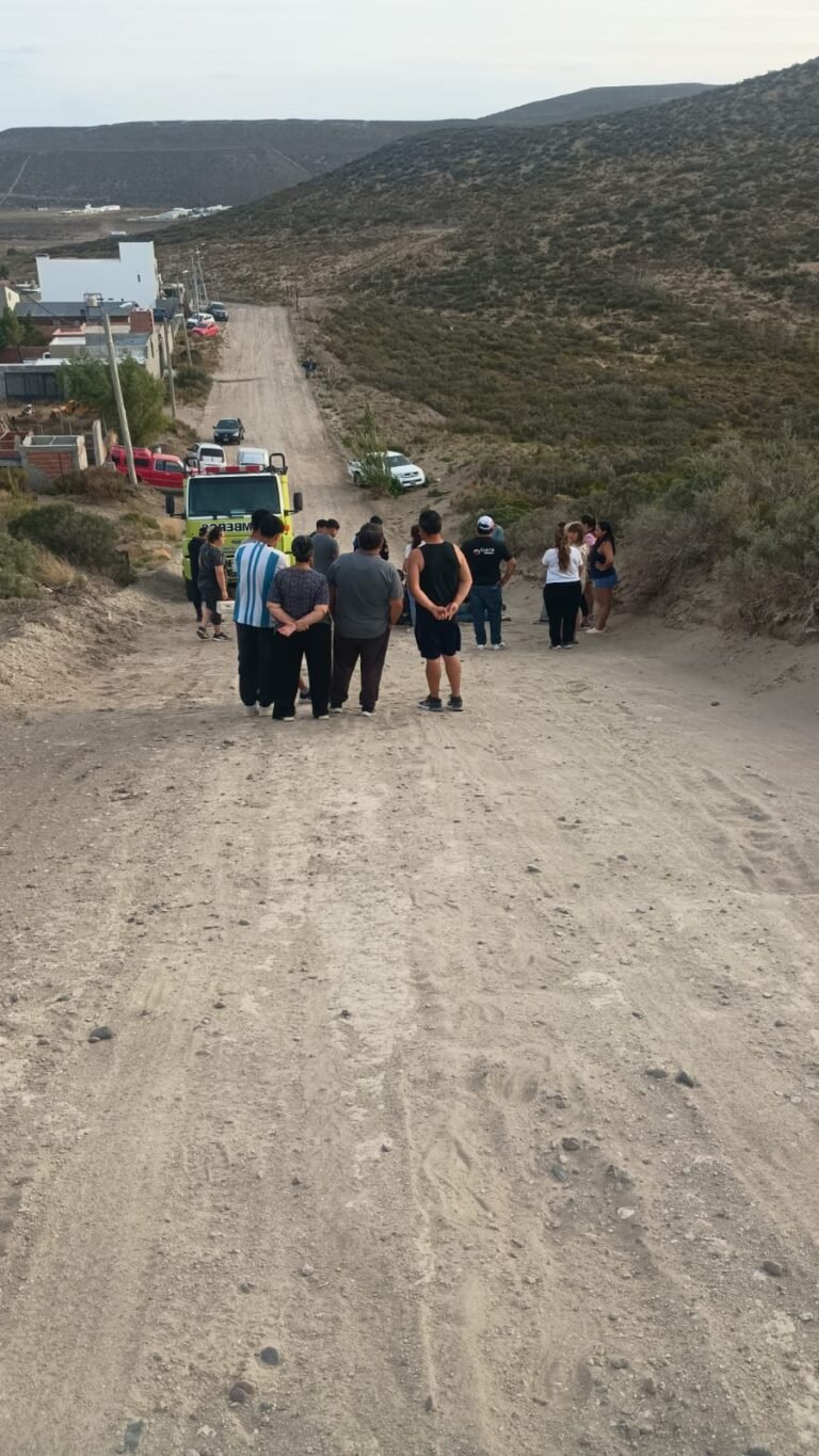 Intentó frenar su auto en una bajada y terminó atropellado por el mismo