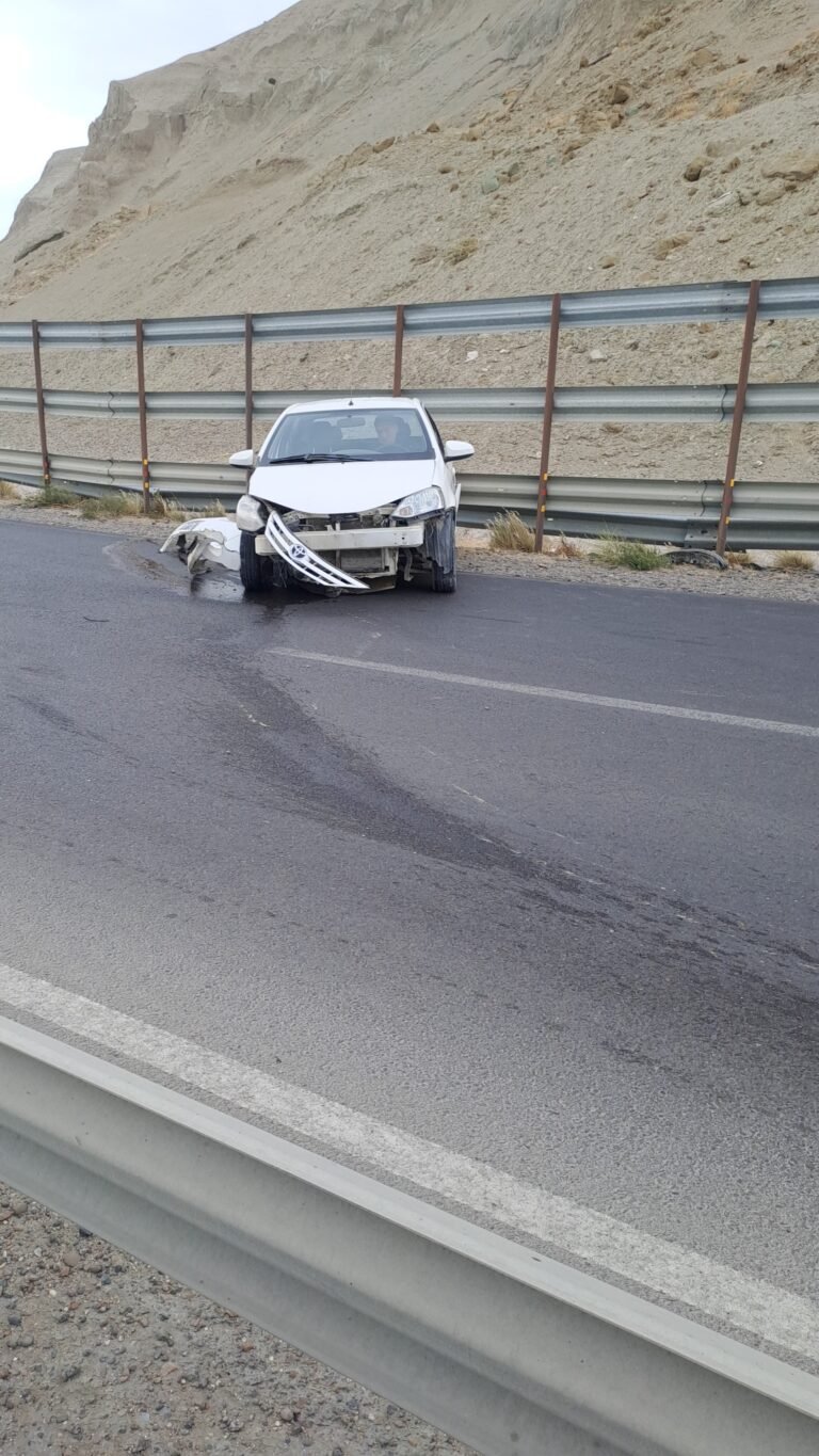 Despiste sin heridos en la Ruta 3: un Toyota Etios derrapó a la altura del Cenotafio