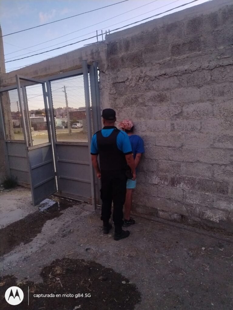 Detienen a un hombre tras saltar el paredón de una vivienda en el barrio Juan XXIII