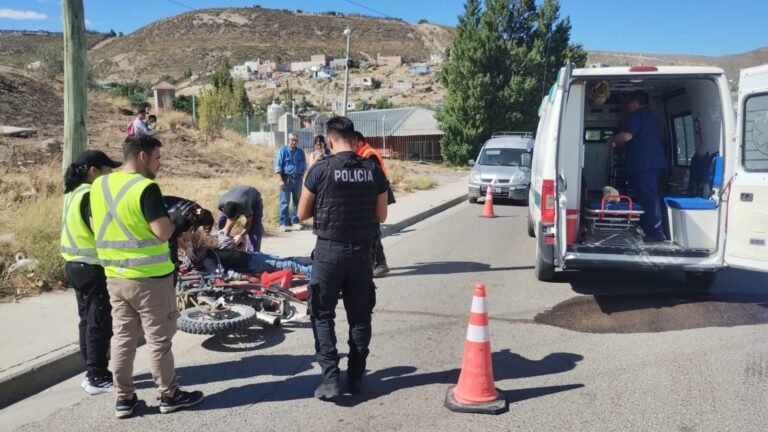 Un motociclista sufrió heridas graves tras un fuerte accidente en el barrio Máximo Abásolo
