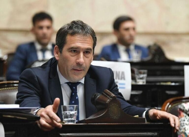 Luque presentó un proyecto de ley para crear un régimen jubilatorio especial para brigadistas 