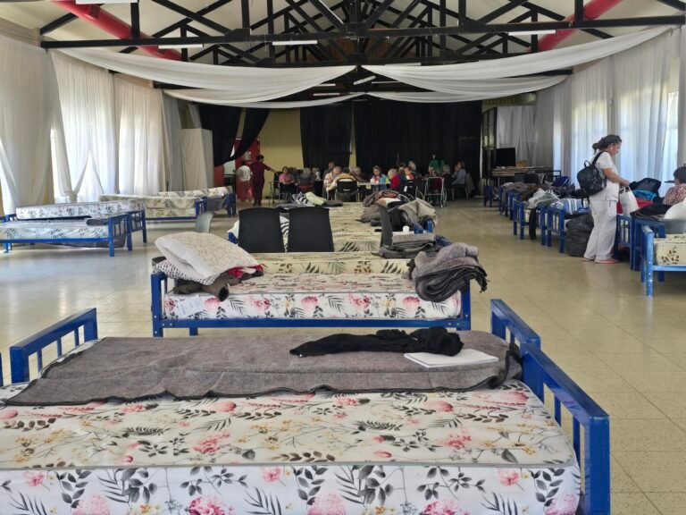 El Parque Saavedra se transforma en un albergue de asistencia para adultos mayores evacuados