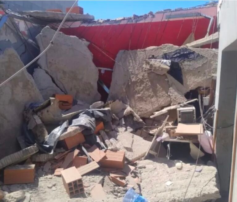 Milagro en Km 8: Se derrumbó el techo de una vivienda y una familia resultó ilesa