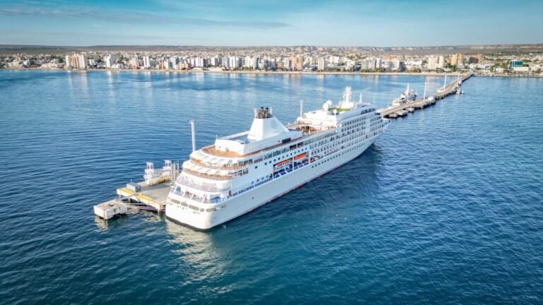 Puerto Madryn recibió al crucero Silver Whisper en su primera visita de la temporada