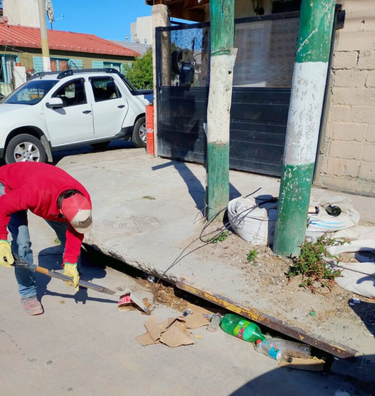 Continúan las tareas de limpieza de sumideros en distintos barrios de Zona Sur