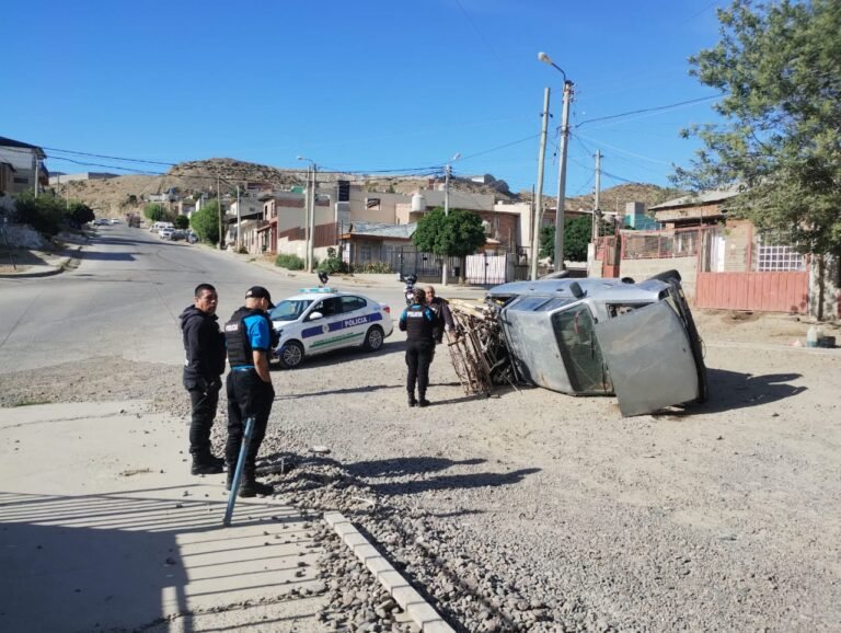 Se quedó sin frenos en una bajada, despistó y volcó