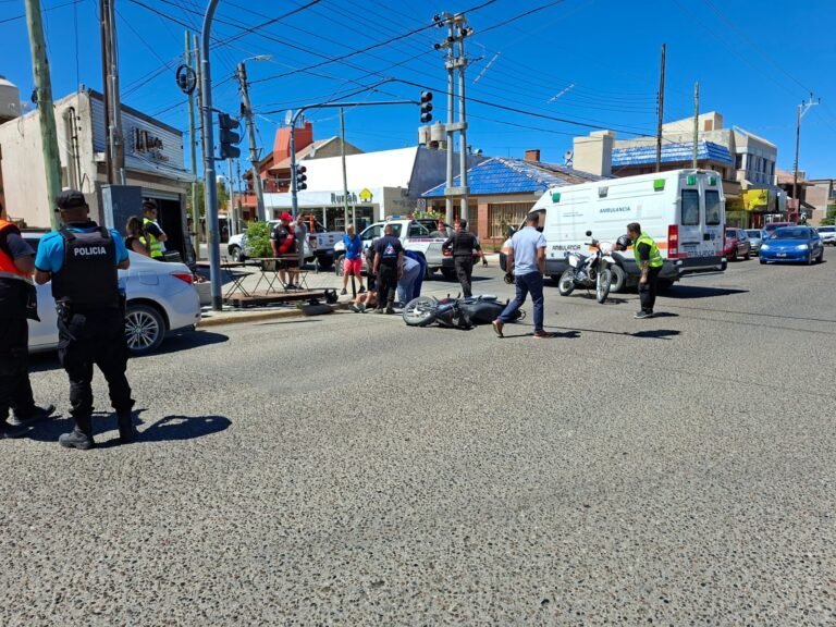 Cruzó en rojo, impactó contra una moto y el conductor terminó en el hospital