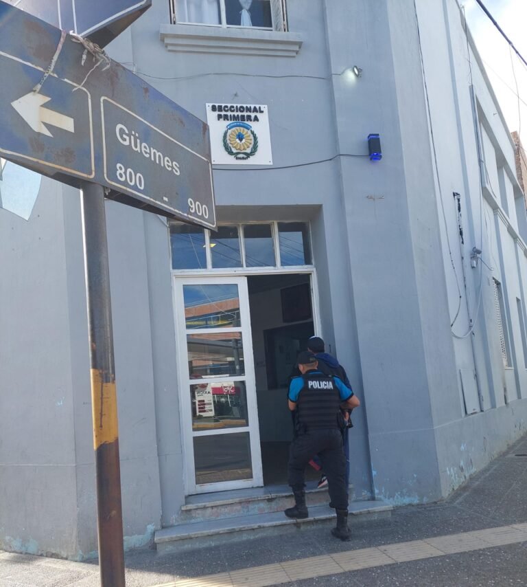 Estaba con amigos en una plaza y descubrieron que era prófugo de la Justicia