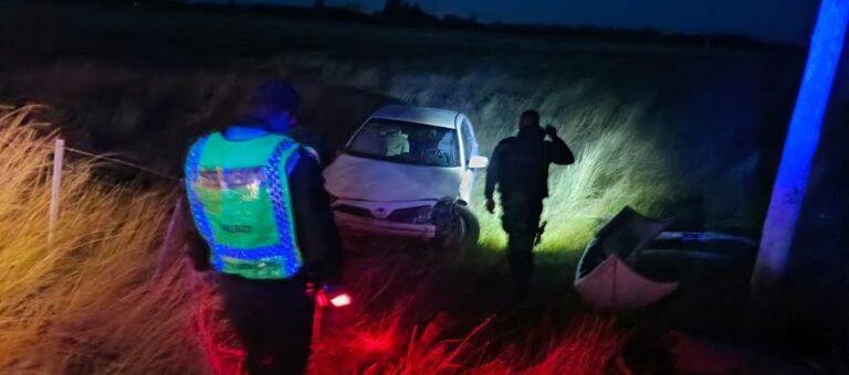 Perdió el control del auto y terminó volcando fuera de la calzada en la Ruta 270