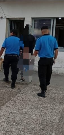 Un menor robó bebidas de un comercio, huyó a pie y fue demorado a las pocas cuadras