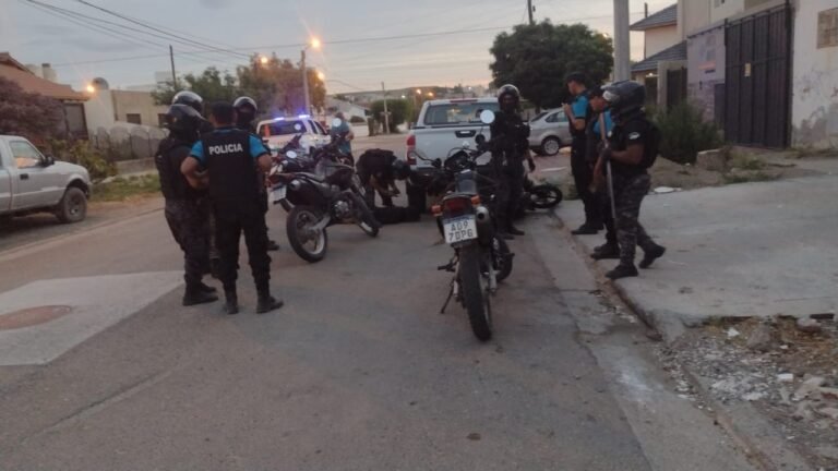 Vio a la Policía, escapó porque no tenía documentación y chocó contra una camioneta estacionada